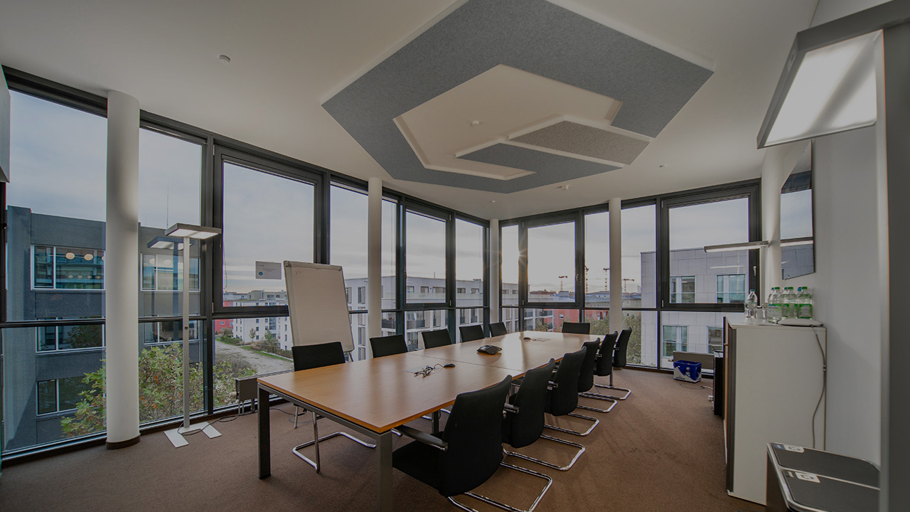 Thumbnail konferenzraum mit Schallabsorbern an der Decke