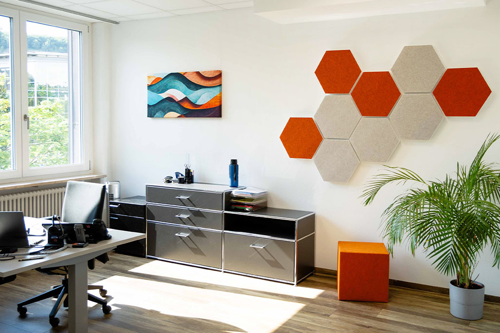 Sechseckige Schallabsorber montiert in einem Büro