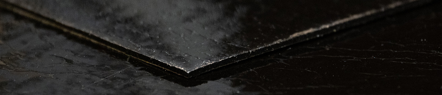 schwarze, dunkle und glänzende Schallschutzmatte