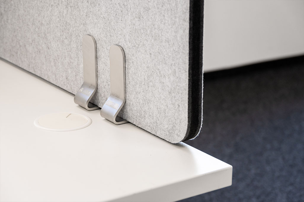 Anwendung Büro Nahaufnahme Tischtrennwand auf einem Schreibtisch