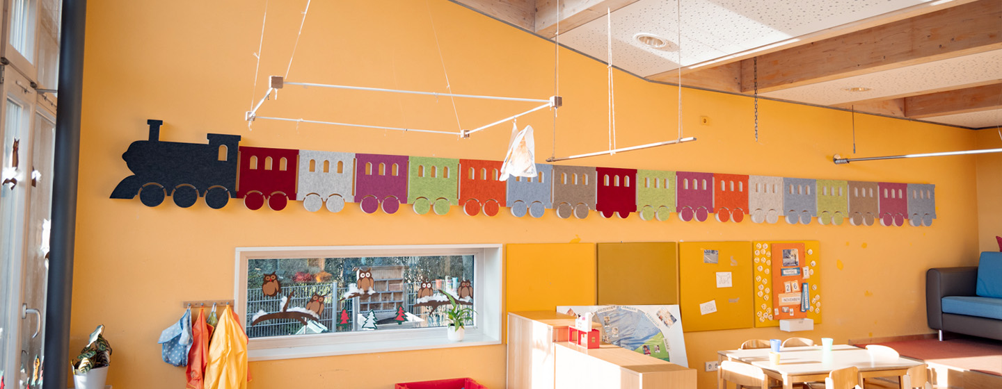 Anwendung Kindergarten Wand mit einem bunten Zug an der Wand in einem Kindergarten