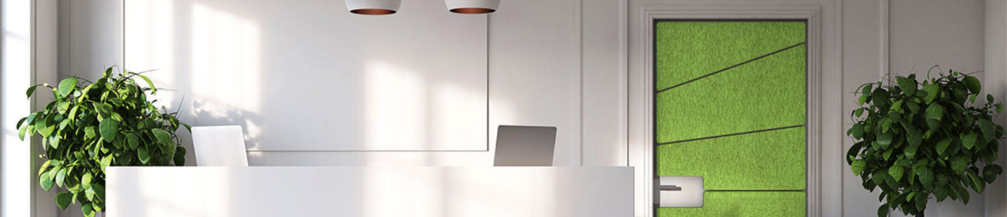 Empfangsbereich mit grüner Tür