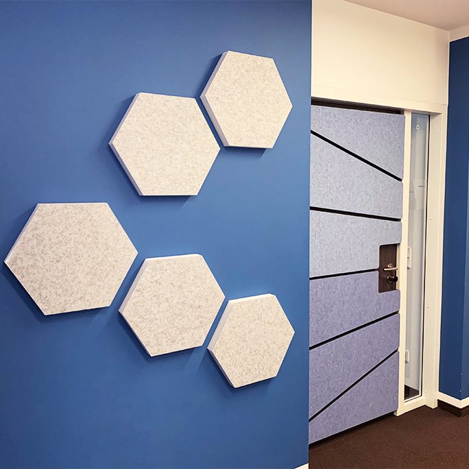 Hexagone auf einer blauen Wand