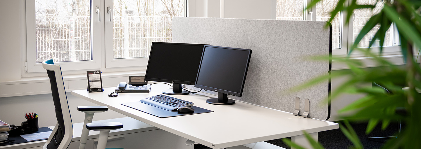Anwendung Tischtrennwand Büro-Schreibtisch mit grauer Tischtrennwand