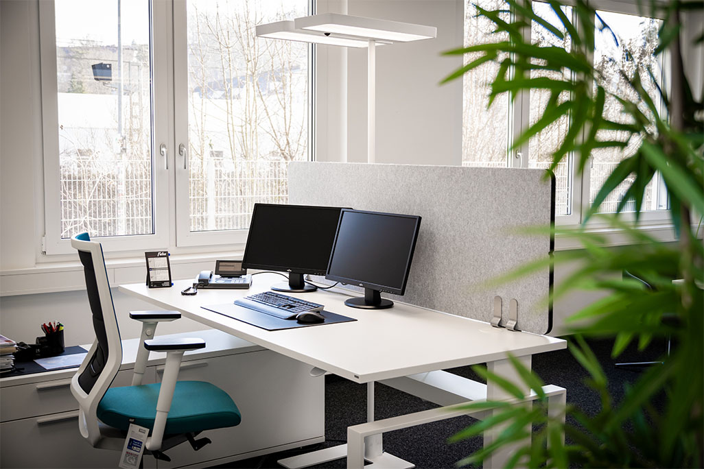 Anwendung Büro Schreibtisch mit einer hellgrauen Tischtrennwand