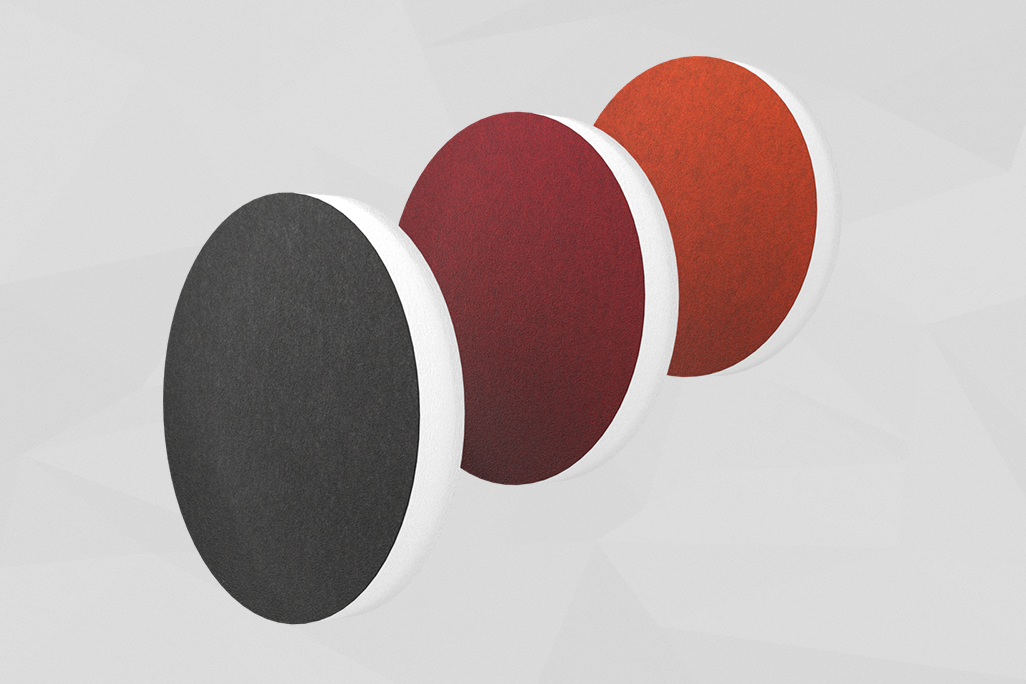 soni ELEMENT CIRCLE Three sound absorbers in the shape of a circle (soni ELEMENT CIRCLE) standing one behind the other in the colors anthracite, red and orange against a grey background
