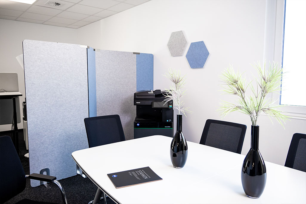 Anwendung Büro Besrprechungstisch mit Stellwand im HIntergrund