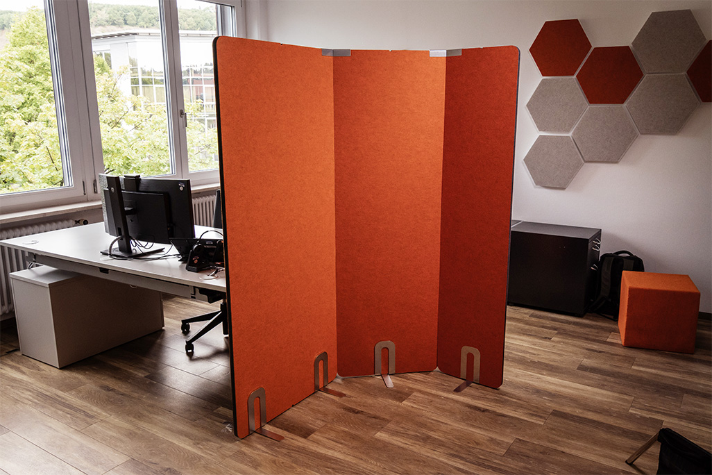 Orange Stellwände in 3 Breiten in einem Büro
