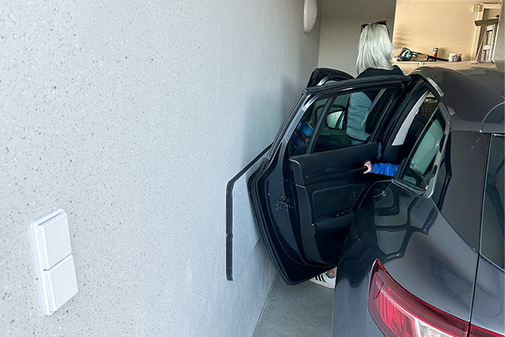Anwendung Auto Tischtrennwand als Türstoßschutz