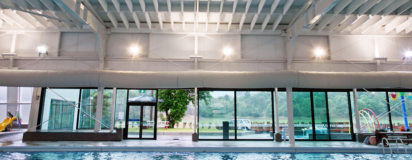 Hallenbad mit Schallabsorbern an der Decke