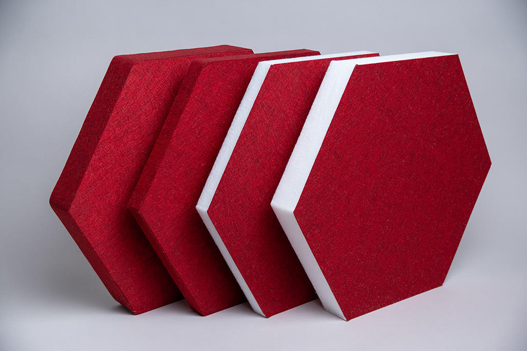 Rote sechseckige Schallabsorber in diversen dicken