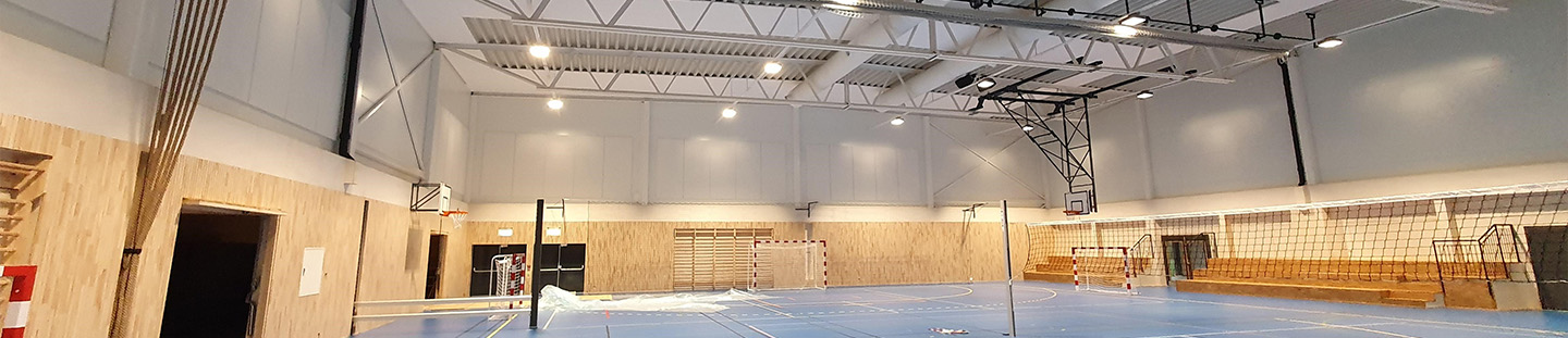 Sporthalle mit weißen Schallabsorbern and er Decke