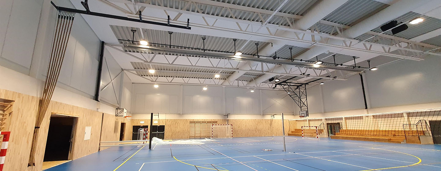 Sporthalle mit Schallabsorbern an der Decke