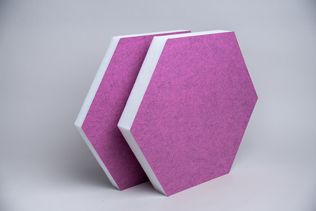 Pinke sechseckige Schallabsorber in dick und dünn