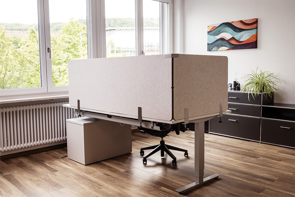 Greige Tischtrennwand in einem Büro auf dem Schreibtisch montiert
