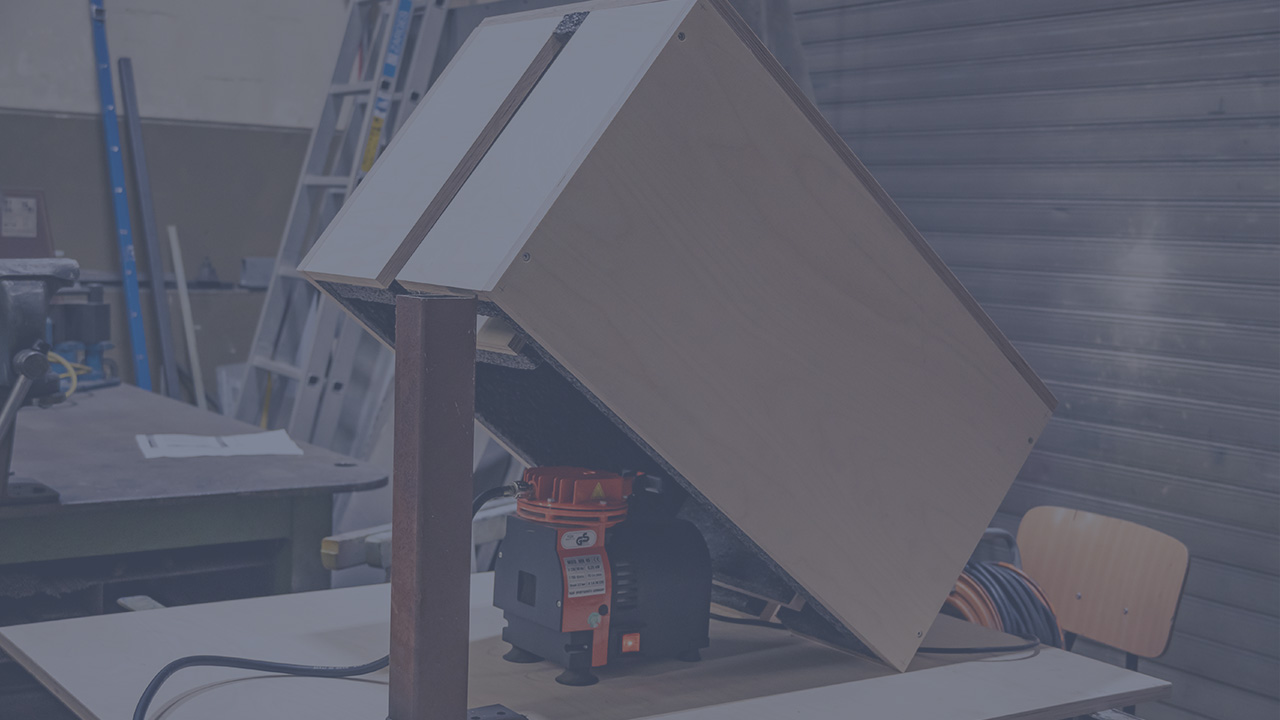Thumbnail Noise protection hood, which is raised, with a saw underneath