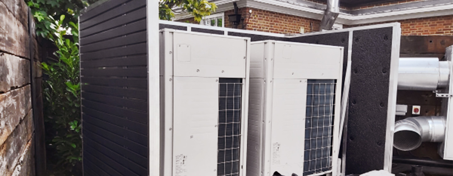 Anwendung HVAC HVAC Geräte mit Schallschutzwand dahinter