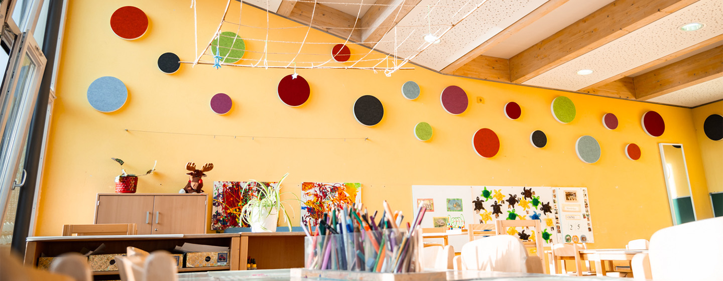 Anwendung Kindergarten Wand mit bunten Kreise in einem Kindergarten