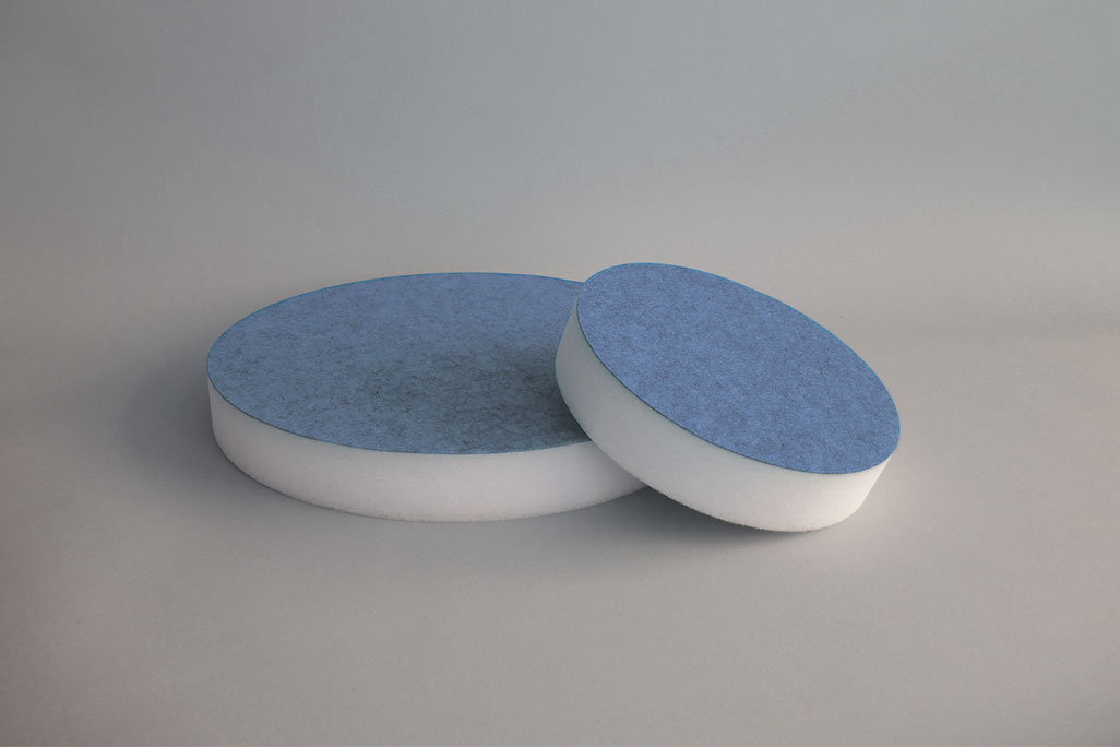Sound absorber in the form of a large and a small circle (soni ELEMENT CIRCLE) lying in the color blue against a gray background