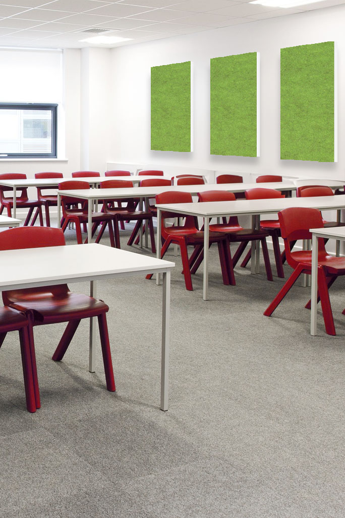 Klassenzimmer mit grünen Schallabsorbern an der Wand