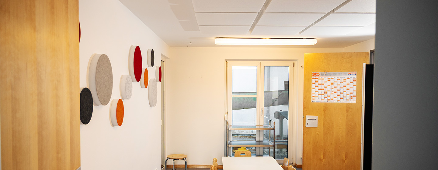 Anwendung Kindergarten Wand mit bunten Kreisen an der Wand in einem Kindergarten