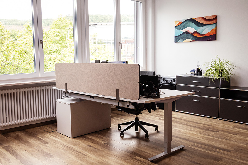 Beige Tischtrennwand in einem Büro auf dem Schreibtisch montiert
