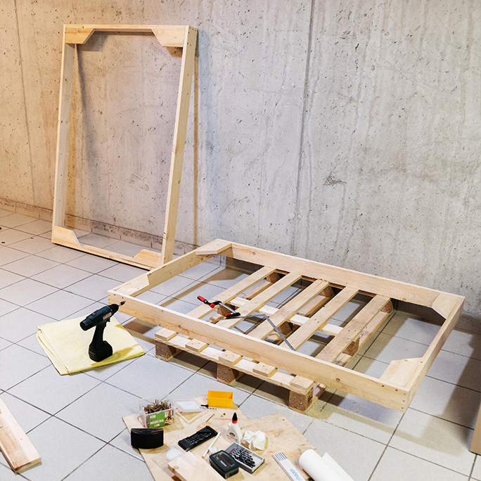 Holzrahmen in einer Garage auf dem Boden liegend