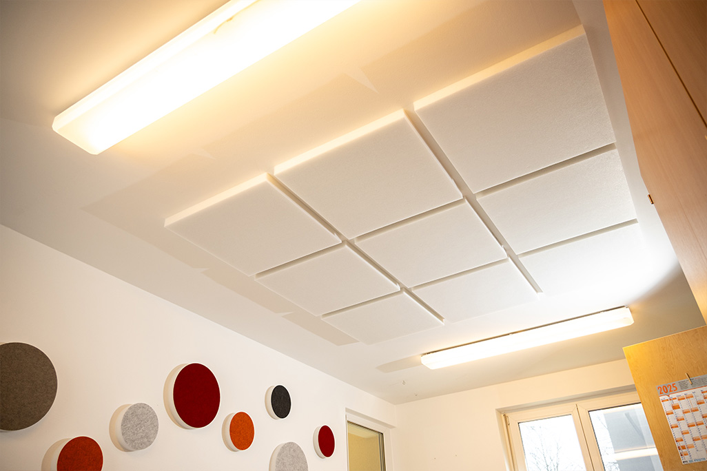Anwendung Kindergarten Speiseraum mit weißen Schallabsorbern an der Decke