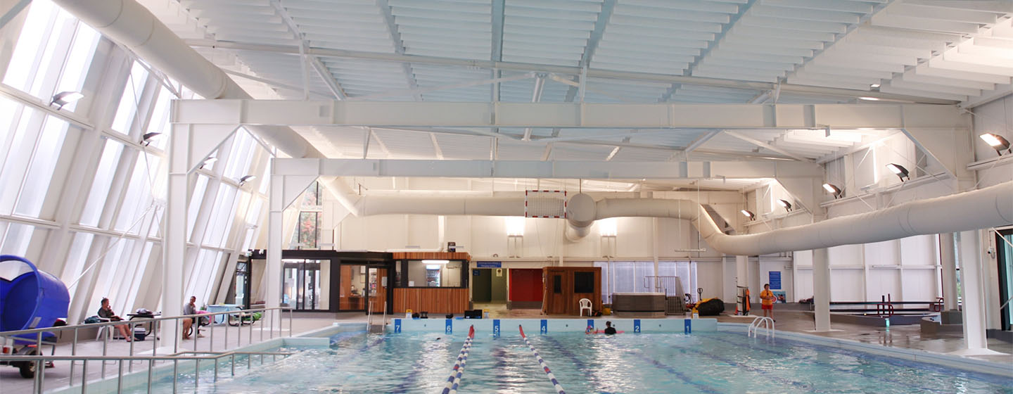 Hallenbad mit Schallabsorbern an der Decke