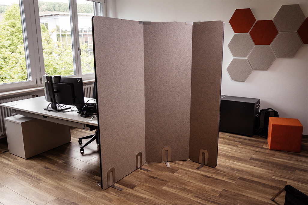 Greige Stellwände in 3 Breiten in einem Büro
